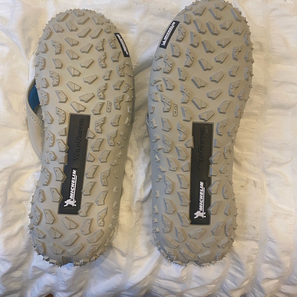 Size 11 men’s under armor flip flops